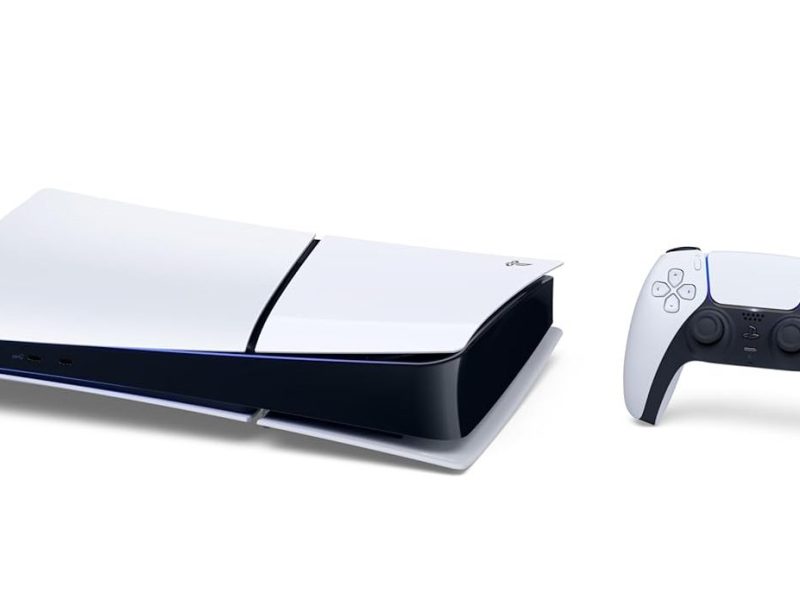 Eine PS 5 Slim Konsole in der Digital-Edition mit einem Wireless-Controller